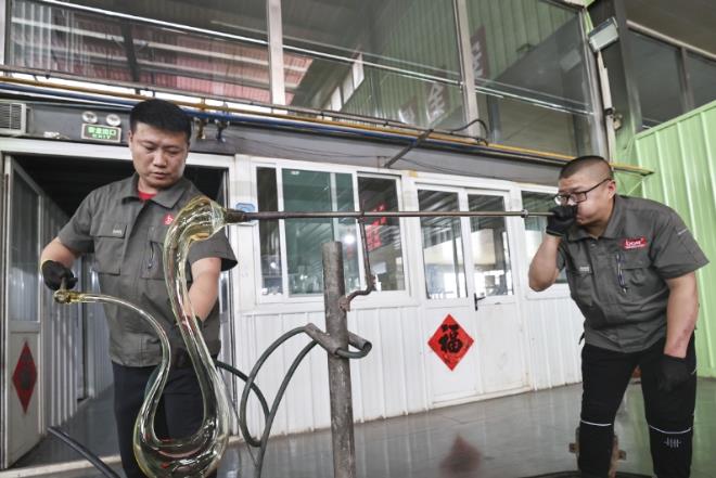 This Small Town in Shanxi “Blows” Glass to the World